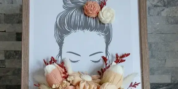 Cadre décoratif fleuri à l'atelier